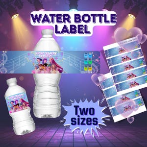 Peut inclure: Étiquettes de bouteilles d'eau avec le texte "WATER BOTTLE LABEL" et "KPOP DEMON HUNTERS". Les étiquettes présentent un groupe de personnages de dessins animés et des notes de musique. L'image montre deux tailles d'étiquettes, avec un fond violet et bleu.