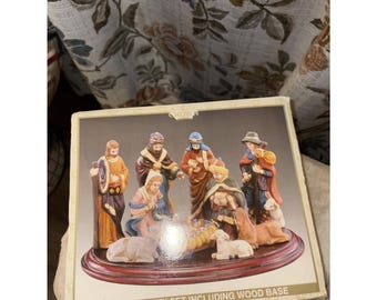 11 piece Nativity set Hand Painted World Bazaars Crown Accents Wood Base