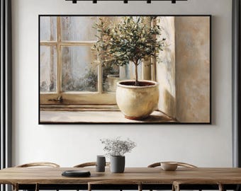 Puede incluir: Pintura enmarcada de un olivo en maceta junto a una ventana. La obra presenta una maceta beige con un árbol pequeño y hojas verdes. La ventana tiene un marco blanco y una vista exterior. La pintura está en un marco negro.