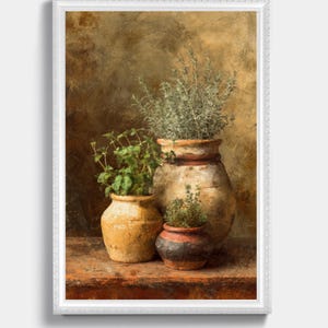 Puede incluir: Pintura enmarcada de naturaleza muerta con tres macetas de barro de diferentes tamaños, cada una llena de hierbas. Las macetas son en tonos beige, marrón y amarillo, con la maceta más grande con romero. La pintura tiene una estética cálida y rústica.