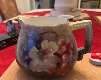 Antikes Handbemaltes Bavaria Milchkännchen | Deutscher Blumenkrug | Motiv Traube | Frühes 20.Jh. Dekoratives Sahnekännchen