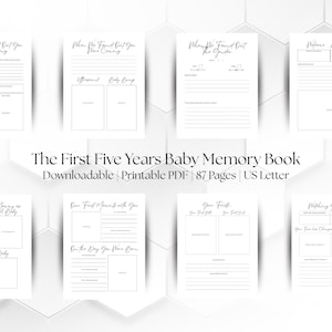 Op de afbeelding: Een baby-herinneringsboek met pagina's met aanwijzingen en ruimte voor foto's. De titel "The First Five Years Baby Memory Book" wordt weergegeven, samen met "Downloadable | Printable PDF | 87 Pages | US Letter". De pagina's hebben een minimalistisch ontwerp.