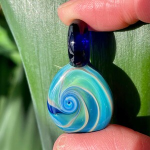 Meereswellen Halskette für Frauen, Nautical Sea Glass Beach Schmuck, mundgeblasenes Glas-Handwerker-Anhänger, Frau Geburtstagsgeschenk, Ocean inspirierte Geschenkidee