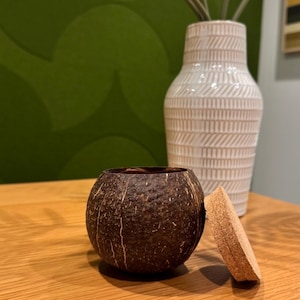 Può includere: Un cartello in legno rustico con la scritta "Welcome to our home" in lettere bianche. Il cartello presenta una finitura invecchiata e un design semplice e invitante, perfetto per l'arredamento dell'ingresso.