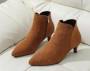 Botas femininas de cano curto com bico fino – Botinhas de camurça com salto baixo, calçado casual elegante.