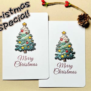 Peut inclure: Deux cartes de Noël blanches avec des sapins brodés, ornés de décorations et surmontés d'une étoile. Les cartes portent l'inscription "Merry Christmas" en script bordeaux. Les mots "Christmas Special!" sont au-dessus.
