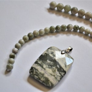 Mixed lot 6mm, 8mm beads  and pendant Green white Agate