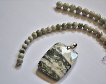Mixed lot 6mm, 8mm beads  and pendant Green white Agate