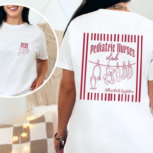Może przedstawiać: Biała koszulka z czerwonym nadrukiem z przodu z napisem "PEDS" i stetoskopem. Tył koszulki ma czerwoną ramkę z napisem "Pediatric Nurses Club" oraz ilustracjami stetoskopu, misia, plastra i skarpet.