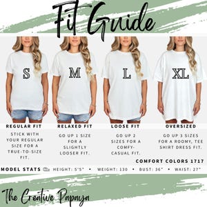 Puede incluir: Gu&iacute;a de tallas con cuatro modelos en camisetas blancas, tallas S a XL. El texto detalla los ajustes: regular, relajado, holgado y extragrande. Info modelo: 165cm altura, 59kg peso, 91cm pecho, 69cm cintura. The Creative Papaya.