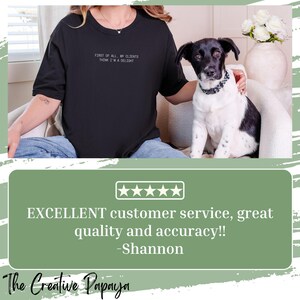Puede incluir: Camiseta negra con texto blanco: "FIRST OF ALL, MY CLIENTS THINK I'M A DELIGHT". La imagen tambi&eacute;n muestra un perro blanco y negro y una rese&ntilde;a de cliente. El logotipo de The Creative Papaya est&aacute; abajo.