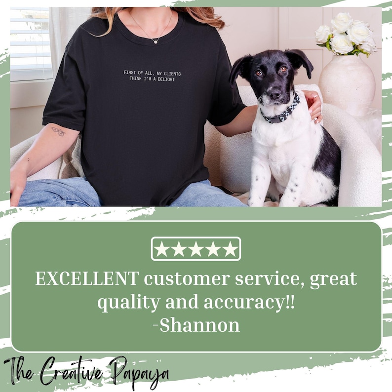 Puede incluir: Camiseta negra con texto blanco: "FIRST OF ALL, MY CLIENTS THINK I'M A DELIGHT". La imagen tambi&eacute;n muestra un perro blanco y negro y una rese&ntilde;a de cliente. El logotipo de The Creative Papaya est&aacute; abajo.