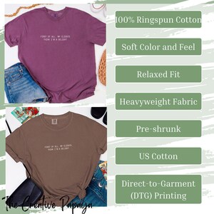 Puede incluir: Dos camisetas, una morada y otra marr&oacute;n, con el texto "FIRST OF ALL, MY CLIENTS THINK I'M A DELIGHT". Las camisetas se muestran con pantalones cortos de mezclilla y otros accesorios. La imagen tambi&eacute;n incluye cuadros de texto que describen las caracter&iacute;sticas de las camisetas.