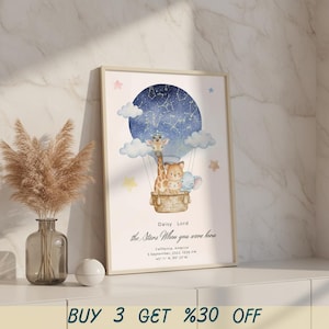 Puede incluir: Impresión enmarcada con una ilustración en acuarela de un globo aerostático con una jirafa, un oso y un elefante. El globo está sobre un cielo estrellado. El texto dice "the Stars When you were born" con un nombre y una fecha.
