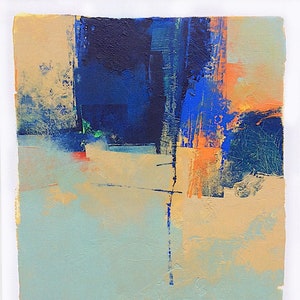 K&ouml;nnte beinhalten: Abstrakte Malerei mit strukturierter Oberfl&auml;che. Das Kunstwerk zeigt eine Palette aus Blau-, Orange- und Beiget&ouml;nen. Ein dunkelblauer Block dominiert die obere Mitte, mit vertikalen blauen und orangen Strichen. Der untere Teil ist hellblau.