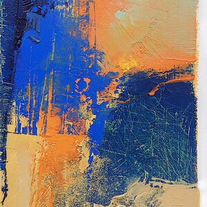 K&ouml;nnte beinhalten: Abstrakte Malerei mit strukturierter Oberfl&auml;che. Das Kunstwerk zeigt kr&auml;ftige Pinselstriche in Blau-, Orange- und Beiget&ouml;nen. Die Komposition umfasst vertikale und horizontale Elemente, die ein dynamisches visuelles Erlebnis schaffen. Das Gem&auml;lde befindet sich auf einer wei&szlig;en Leinwand.