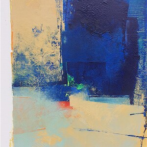 K&ouml;nnte beinhalten: Abstrakte Malerei mit strukturierter Oberfl&auml;che. Das Kunstwerk zeigt Farbbl&ouml;cke in Blau-, Beige- und Oranget&ouml;nen. Die Komposition umfasst ein dunkelblaues Quadrat und ein hellbeige Rechteck mit wei&szlig;em Rand.