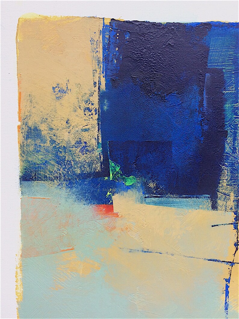 K&ouml;nnte beinhalten: Abstrakte Malerei mit strukturierter Oberfl&auml;che. Das Kunstwerk zeigt Farbbl&ouml;cke in Blau-, Beige- und Oranget&ouml;nen. Die Komposition umfasst ein dunkelblaues Quadrat und ein hellbeige Rechteck mit wei&szlig;em Rand.