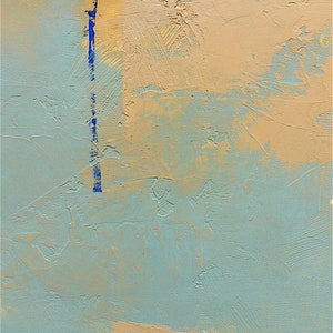 K&ouml;nnte beinhalten: Abstrakte Malerei mit strukturierter Oberfl&auml;che. Das Kunstwerk zeigt eine Palette ged&auml;mpfter Farben, darunter Hellblau, Beige und Marineblau. Vertikale und horizontale Linien in Blau und Orange setzen Kontraste. Das Gem&auml;lde hat eine moderne &Auml;sthetik.