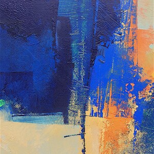 K&ouml;nnte beinhalten: Abstrakte Malerei mit strukturierter Oberfl&auml;che. Das Kunstwerk zeigt Bl&ouml;cke in tiefen Blau-, hellen Blau- und Oranget&ouml;nen. Unten befindet sich ein cremefarbener Bereich mit schwarzen Linien und Pinselstrichen.