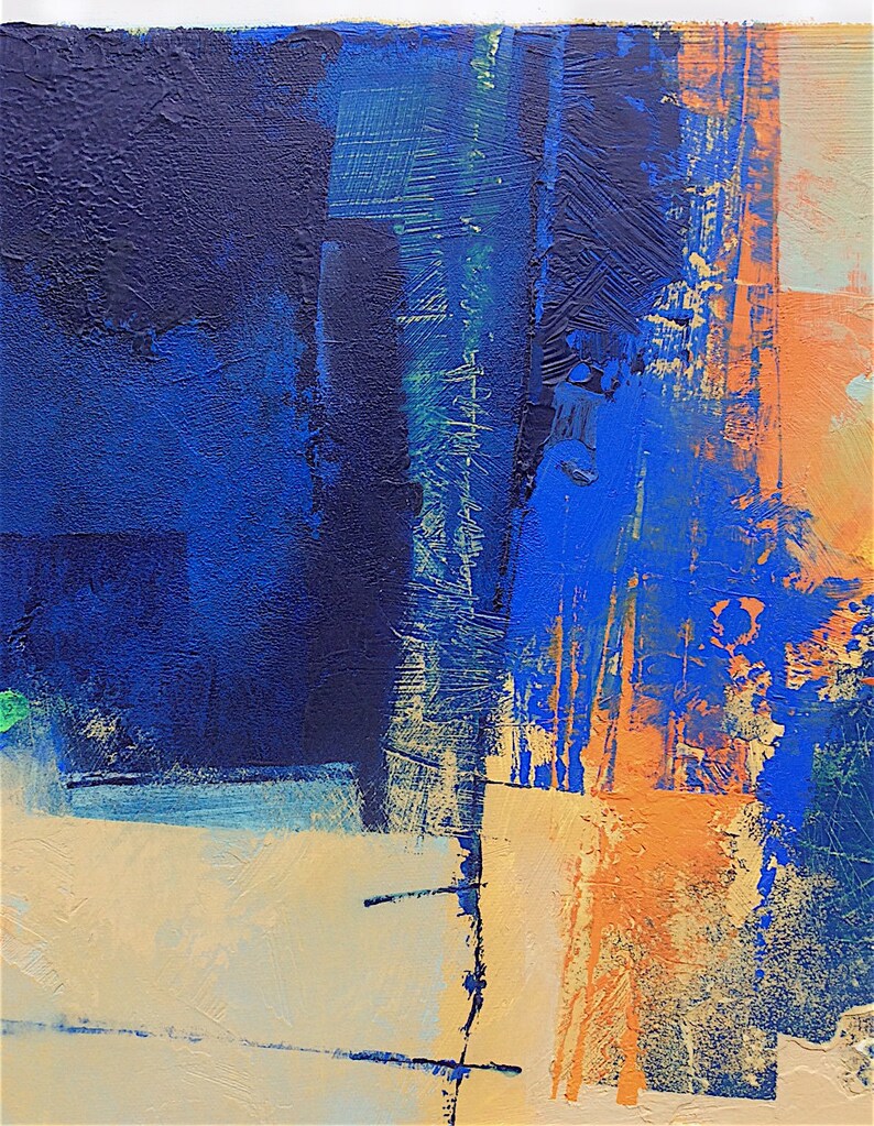 K&ouml;nnte beinhalten: Abstrakte Malerei mit strukturierter Oberfl&auml;che. Das Kunstwerk zeigt Bl&ouml;cke in tiefen Blau-, hellen Blau- und Oranget&ouml;nen. Unten befindet sich ein cremefarbener Bereich mit schwarzen Linien und Pinselstrichen.