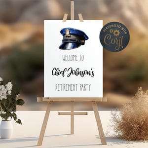 Puede incluir: Un letrero rectangular blanco sobre un caballete de madera con una ilustraci&oacute;n de una gorra de polic&iacute;a azul en la parte superior. El texto dice: Welcome to Chief Johnson's Retirement Party. Una insignia circular azul oscuro con el texto Personalize with Corjl.