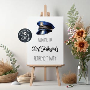 Puede incluir: Un letrero rectangular blanco sobre un caballete de madera con una ilustraci&oacute;n de una gorra de polic&iacute;a azul y texto negro que dice Welcome to Chief Johnson's Retirement Party. Un logotipo circular con el texto Personalize with Corjl es visible.