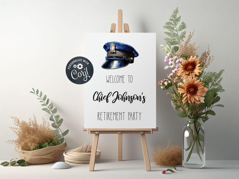 Puede incluir: Un letrero rectangular blanco sobre un caballete de madera con una ilustraci&oacute;n de una gorra de polic&iacute;a azul y texto negro que dice Welcome to Chief Johnson's Retirement Party. Un logotipo circular con el texto Personalize with Corjl es visible.