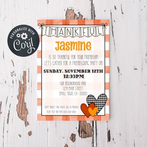 Puede incluir: Una tarjeta de invitación rectangular con un borde de cuadros naranja y blanco. Incluye una pancarta con el texto THANKFUL, el nombre Jasmine y los detalles de una fiesta de Friendsgiving el domingo 12 de noviembre a las 12:30, con tres corazones.