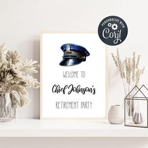 Puede incluir: Un letrero rectangular en un marco de madera clara con una ilustraci&oacute;n de una gorra de polic&iacute;a azul en la parte superior. El texto dice: WELCOME TO Chief Johnson's RETIREMENT PARTY. Una insignia negra circular dice PERSONALIZE WITH Corjl.