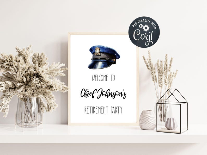 Puede incluir: Un letrero rectangular en un marco de madera clara con una ilustraci&oacute;n de una gorra de polic&iacute;a azul en la parte superior. El texto dice: WELCOME TO Chief Johnson's RETIREMENT PARTY. Una insignia negra circular dice PERSONALIZE WITH Corjl.