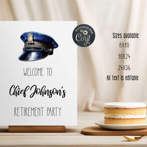 Puede incluir: Un letrero rectangular blanco con una ilustraci&oacute;n de una gorra de polic&iacute;a azul y texto negro que dice: Welcome to Chief Johnson's Retirement Party. Los tama&ntilde;os disponibles son 8x10, 18x24 y 24x36 pulgadas, y todo el texto es editable.