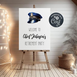 Puede incluir: Un letrero rectangular blanco sobre un caballete de madera con una ilustraci&oacute;n de una gorra de polic&iacute;a azul en la parte superior y texto negro que dice Welcome to Chief Johnson's Retirement Party, con un logo circular Corjl en la esquina superior derecha.