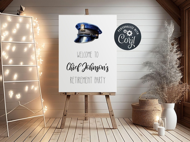 Puede incluir: Un letrero rectangular blanco sobre un caballete de madera con una ilustraci&oacute;n de una gorra de polic&iacute;a azul en la parte superior y texto negro que dice Welcome to Chief Johnson's Retirement Party, con un logo circular Corjl en la esquina superior derecha.