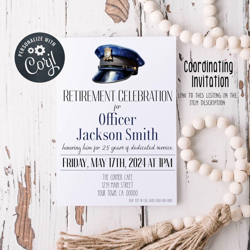 Puede incluir: Una tarjeta de invitaci&oacute;n blanca para una celebraci&oacute;n de jubilaci&oacute;n con una ilustraci&oacute;n de una gorra de polic&iacute;a azul. El texto dice: Retirement Celebration for Officer Jackson Smith, honoring him for 25 years of service, Friday, May 17th, 2024 at 1pm.