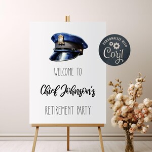 Puede incluir: Un letrero rectangular blanco sobre un caballete de madera con una ilustraci&oacute;n de una gorra de polic&iacute;a azul. El texto dice: Welcome to Chief Johnson's Retirement Party. Incluye una insignia circular azul con Personalize with Corjl.