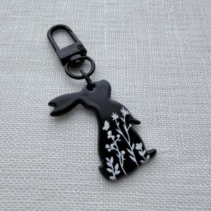 Llavero de conejito negro, dije para bolso con flores, dije para bolso con mariposas, llavero de conejo, relleno para cesta de Pascua