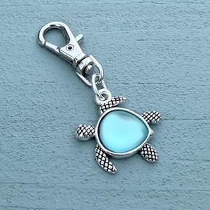 Zilveren sleutelhanger zeeschildpad, kleine blauwe tasbedel, geluksbedel, Moederdagcadeau