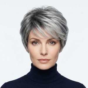 Krótka peruka z solą i pieprzem z grzywką z syntetycznych włosów od Zebaish Store