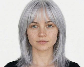 16インチ シルバーグレー ストレートウィッグ（前髪付き） - 肩までの長さの合成毛