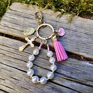 Die Perle Schlüsselanhänger Rosenkranz | Katholischer Taschenrosenkranz | Jungfrau Maria Schlüsselbund Geschenk | Feminine hübsche rosa Rosenkranz Schlüsselbänder mit Kruzifix