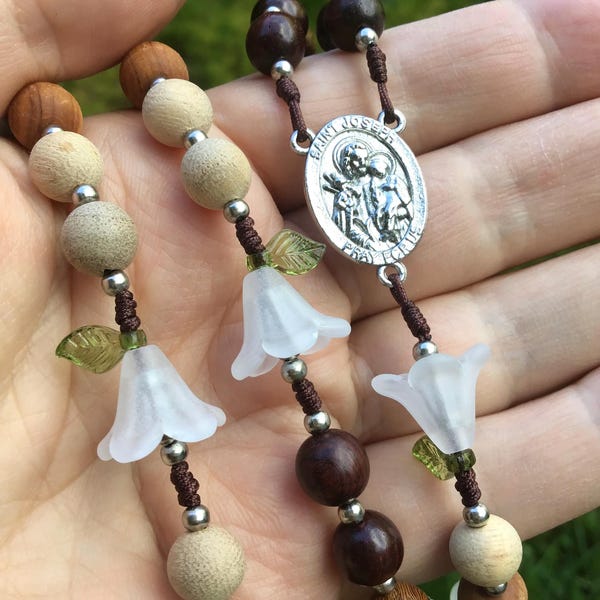 El Rosario de San José: Rosario católico de madera con efecto degradado, hecho a mano.
