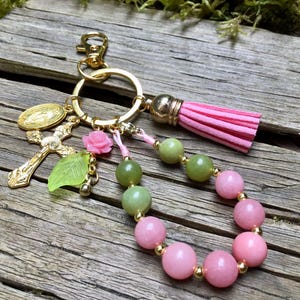 Die Blume Keychain Rosenkranz | Katholischer Taschenrosenkranz | Jungfrau Maria Schlüsselbund Geschenk | Feminine hübsche rosa Rosenkranz Schlüsselbänder mit Kruzifix