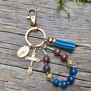 Der Krönungs-Rosenkranz-Schlüsselbund | Katholischer Taschenrosenkranz | Jungfrau Maria Schlüsselbund Geschenk | Königsblau und Gold Rosenkranz Schlüsselband mit Kruzifix