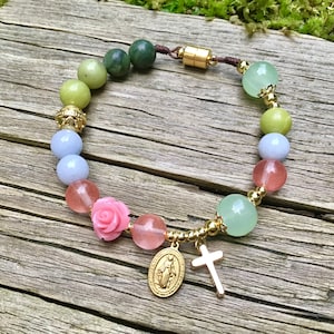 Frühlings-Rosenkranz-Armband: Handgefertigtes katholisches Armband mit Goldkreuz & Wundertätiger Medaille