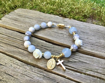 Pulsera Rosario Reina del Cielo: Pulsera hecha a mano con calcedonia, cuentas de rosa y medalla milagrosa.