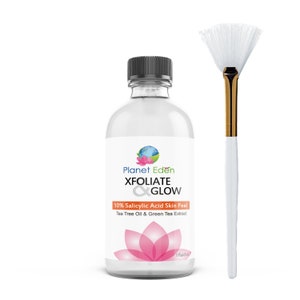 以下が含まれることがあります： 「XFOLIATE & GLOW」と「10% Salicylic Acid Skin Peel」の文字が入った白いラベルと黒いキャップが付いた透明なガラス瓶。 金色の柄が付いた白い化粧ブラシがボトルの隣にあります。 ボトルには30ml入っています。