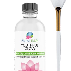 Peut inclure: Une bouteille en verre transparente avec un bouchon noir et une étiquette blanche. L'étiquette comporte une fleur rose et le texte "Planet Eden Youthful Glow 80% Gly-Lactic Acid Skin Peel Dermatologist Grade Glycolic & Lactic Acid 1 fluid oz".