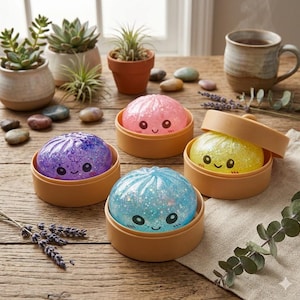 Glitter Dumpling Squishy Box – Cute Steamed Bun Fidget Toy – Kawaii Stress Relief – Shimmering Bao Bun Squishy with Steamer Case