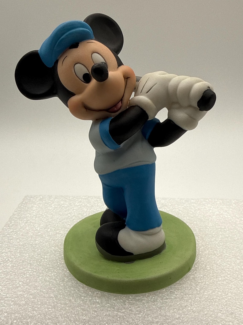 Walt Disney Mickey Mouse Golfer porcelain figurine. 1990s 画像 1